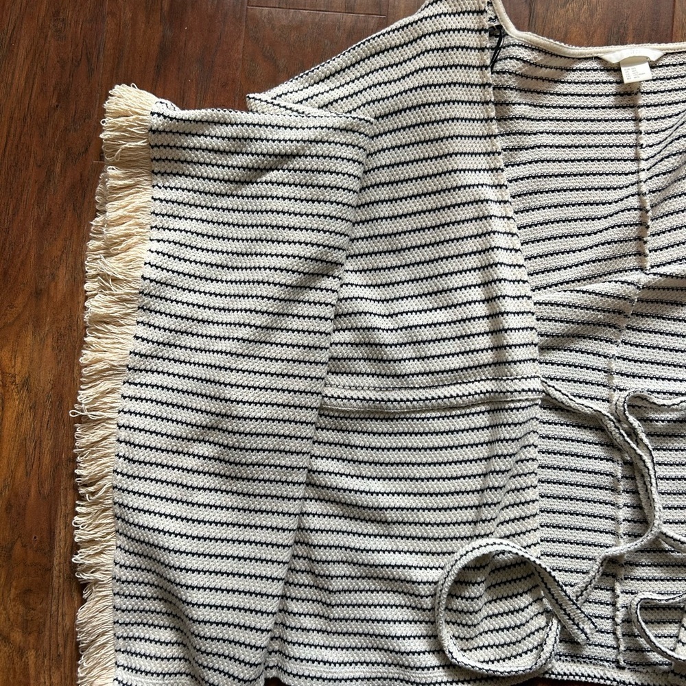 Beach Coverup With Front Tie and Fringes Women’s Size Medium - Picture 3 of 11